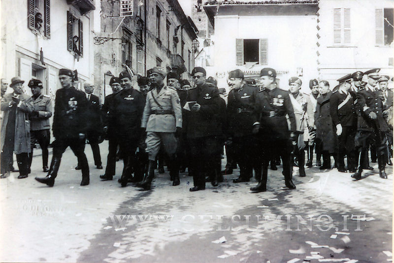 Piazzetta XX Settembre - 24 ottobre 1937. Il Ministro Bottai (al centro con l'uniforme chiara a destra dell'on. Giacomo Acerbo) alla celebrazione del centenario dei martiri pennesi.